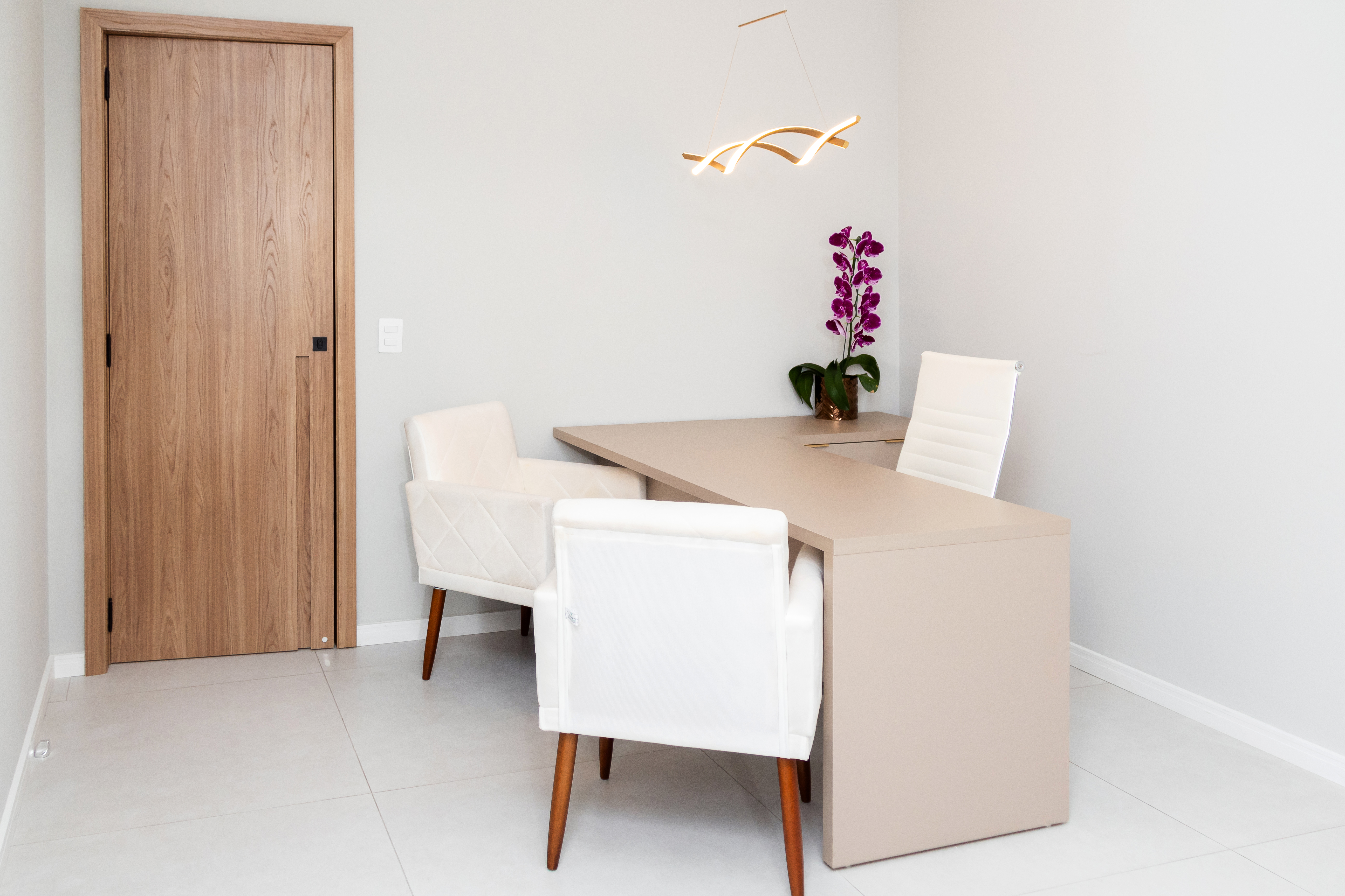Detalhe de banquetas e lounge